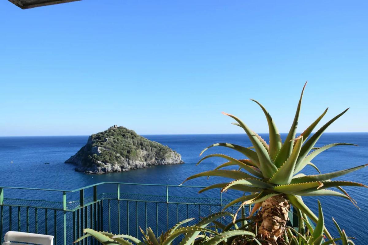 Appartamento Stupenda Vista Mare Bergeggi Exteriör bild